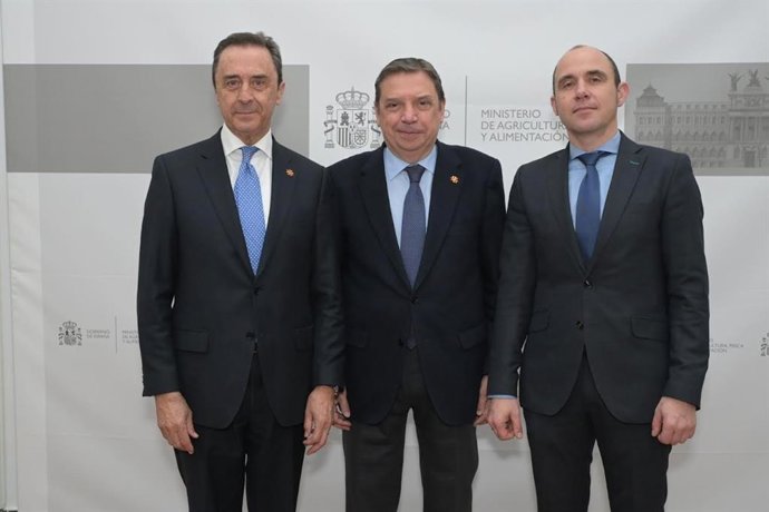 El ministro de Agricultura, Pesca y Alimentación, Luis Planas, junto a directivos de Covap y Central Lechera Asturiana en la presentación del proyecto Horizonte Rural