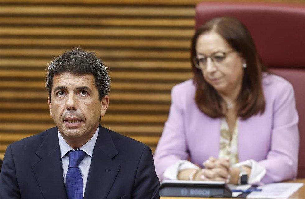 Archivo - El 'president' de la Generalitat, Carlos Mazón, interviene en el pleno de Les Corts ante la presidenta de la cámara, Llanos Massó