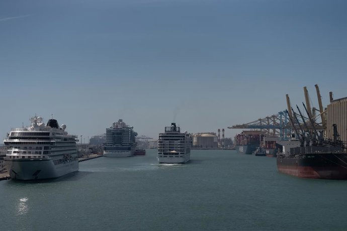 Archivo - El buque MSC Armonía zarpa del Puerto de Barcelona, a 4 de abril de 2024, en Barcelona, Catalunya (España). El buque MSC Armonía que se encontraba retenido en el Puerto de Barcelona desde el pasado 2 de abril ha zarpado hoy hacia Marghera (Ita