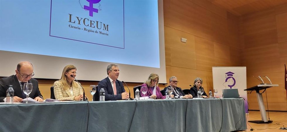 El consejero de Medio Ambiente, Universidades, Investigación y Mar Menor, Juan María Vázquez, durante la inauguración de la VIII Jornada conmemorativa del 'Día Internacional de la Mujer y la Niña en la Ciencia'