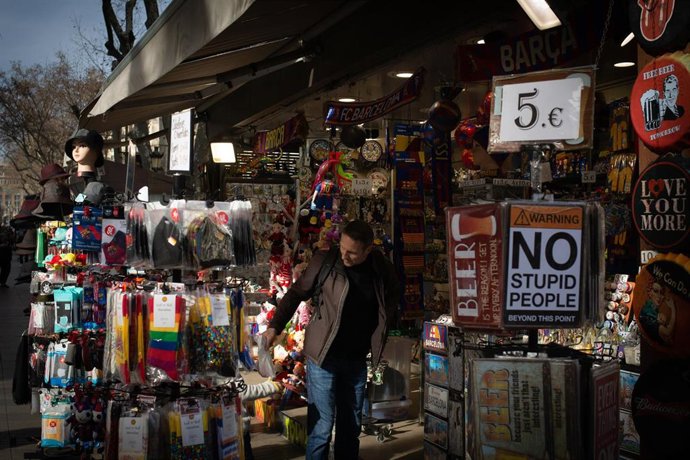 Archivo - Uno de los quioscos que antes era pajarería en La Rambla, a 23 de febrero de 2022, en Barcelona, Catalunya (España)