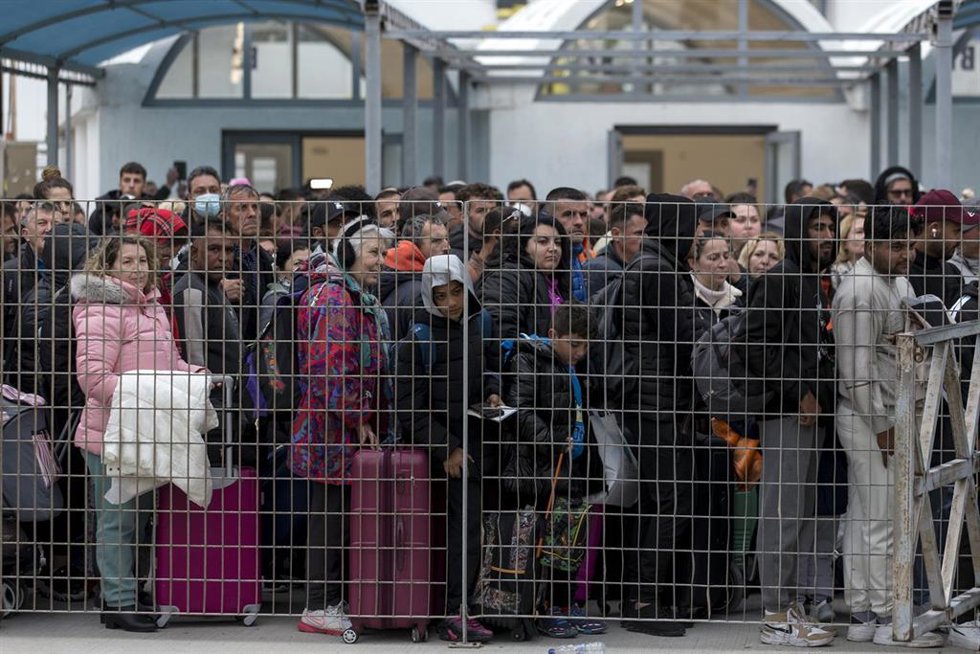 La gente se agolpa para subir a un ferry en la isla de Santorini, Grecia