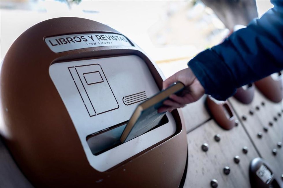 Segunda vida solidaria a los libros depositados en los puntos limpios de Málaga