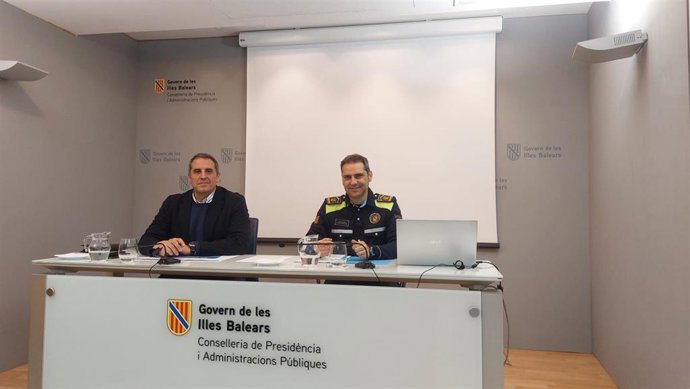 El director general de Emergencias, Pablo Gárriz, y el coordinador del programa Policía Tutor, Rafel Coves, en la rueda de prensa de la presentación de la memoria del curso 2023-2024.