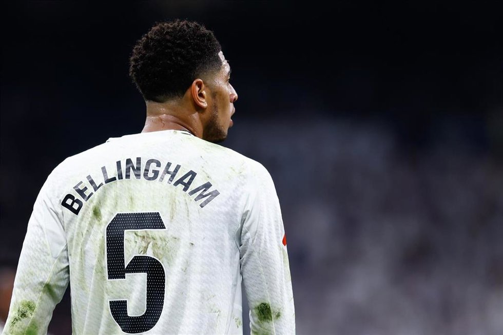 El centrocampista del Real Madrid Jude Bellingham, ante el Atlético de Madrid en el Santiago Bernabéu.