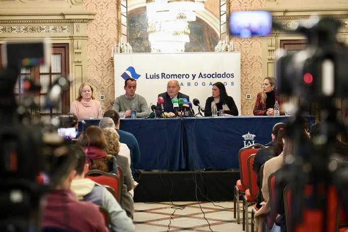 Imagen de la rueda de prensa de la familia del empresario Juan Antonio Hans Checa y el letrado Luis Romero