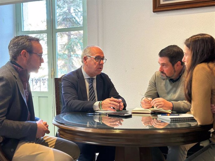 Jesús Estrella (2i), junto al alcalde y otros miembros del equipo de gobierno de Santisteban del Puerto.