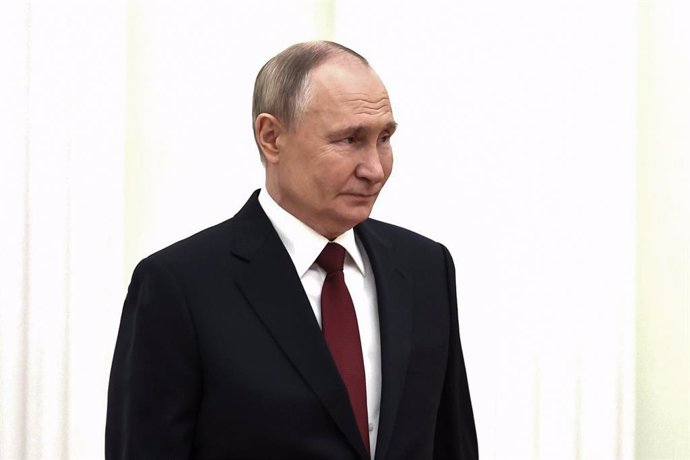 Archivo - El presidente de Rusia, Vladimir Putin, durante una reunión en el Kremlin con la ministra de Exteriores de Corea del Norte, Choe Son Hui (archivo)
