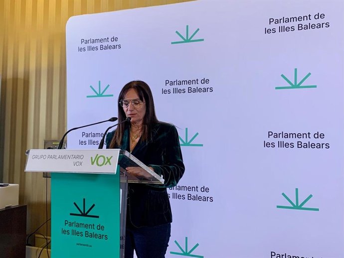 La portavoz de Vox, Manuela Cañadas, en una rueda de prensa.