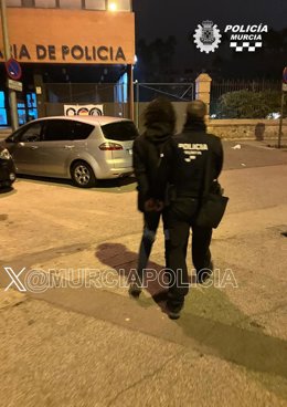 Uno de los detenidos, custodiado por la Policía Local