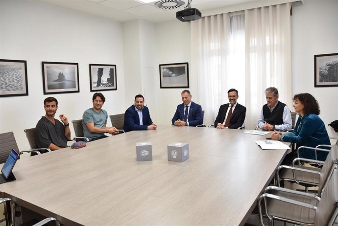 El vicepresidente del Cabildo de Tenerife, Lope Afonso (c), recibe a los usuarios del programa 'Becas América'