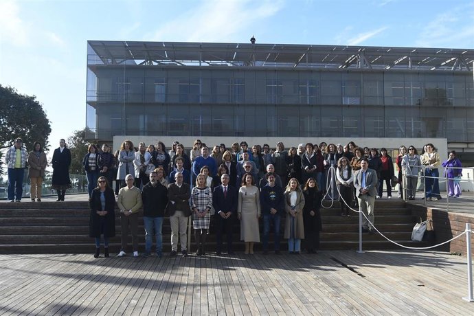 El presidente de la Diputación de Málaga y de Turismo Costa del Sol, Francisco Salado, y miembros de la corporación municipal guardan un minuto de silencio por la muerte de una mujer en un caso de violencia de género en Benalmádena. 