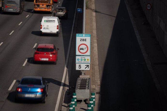 Archivo - Cartel que delimita la Zona de Bajas Emisiones (ZBE), a 31 de diciembre de 2022, en Barcelona, Cataluña (España). La sentencia del Tribunal de Justicia de la Unión Europea condenó el pasado jueves 22 de diciembre de 2022 a España por no haber to