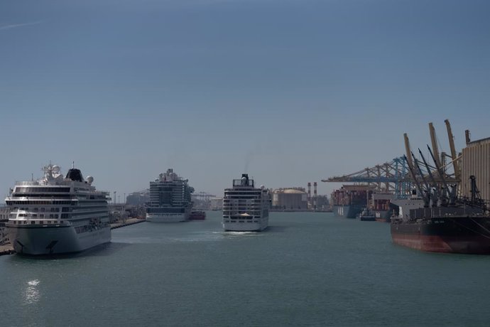 Archivo - El buque MSC Armonía zarpa del Puerto de Barcelona, a 4 de abril de 2024, en Barcelona, Catalunya (España). El buque MSC Armonía que se encontraba retenido en el Puerto de Barcelona desde el pasado 2 de abril ha zarpado hoy hacia Marghera (Itali