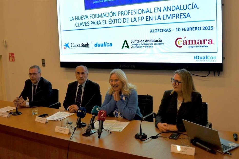 La delegada de la Junta de Andalucía en Cádiz, Mercedes Colombo, inaugura en Algeciras la jornada Desayuno Dualiza
