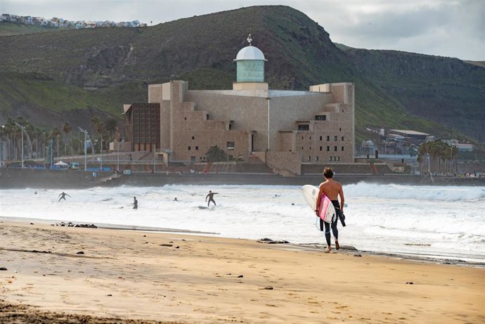 Archivo - Un surfista pasea por la playa de las Canteras, a 21 de enero de 2023, en Las Palmas de Gran Canaria, Las Palmas, Canarias (España).