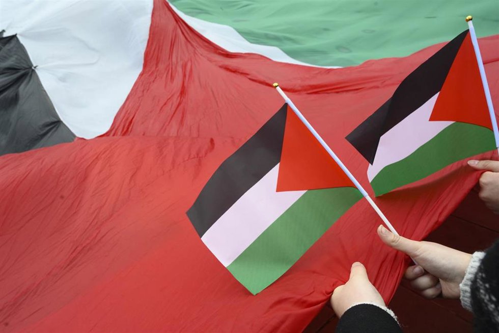 Archivo - Banderas palestinas durante una manifestación en mayo de 2021 en la capital de Francia, París (archivo)