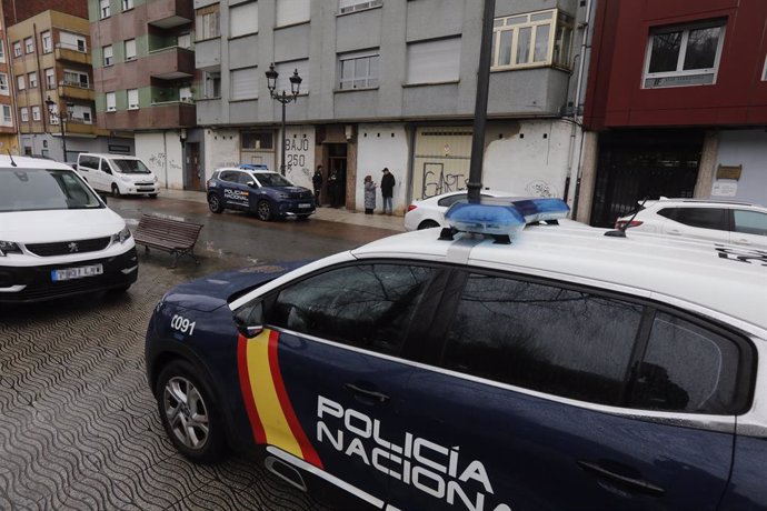 Dos coches de la Policía Nacional en el lugar en el que ocurrieron los hechos, a 1 de febrero de 2025, en Langreo, Asturias (España). Un hombre ha asesinado a su pareja, de 40 años y madre de tres hijos menores de edad, con un arma blanca en la calle en e