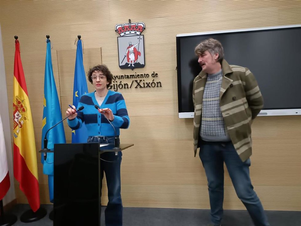 Rueda de prensa, en el Consistorio gijonés, del diputado de Convocatoria por Asturies IU - Más País - IAS en la Junta General del Principado de Asturias (JGP), Xabel Vegas, y la edil de IU - Más País - IAS, Noelia Ordieres.