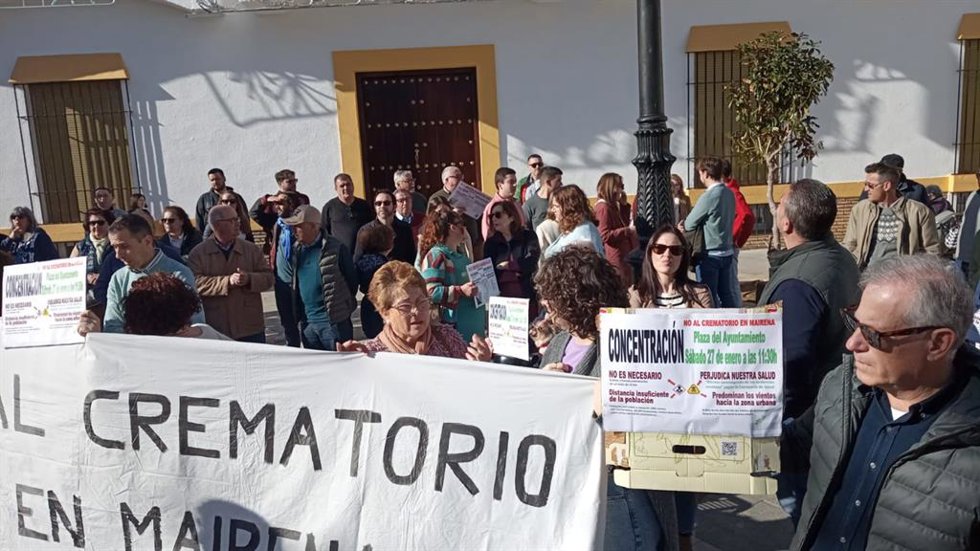 Archivo - Más de un centenar de personas se han echado a la calle delante del Ayuntamiento de Mairena del Alcor (Sevilla) para protestar por la implantación de un crematorio en este municipio.