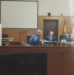 El acusado de tráfico de drogas junto a su letrado en el banquillo durante el juicio que ha quedado este miércoles visto para sentencia en la Audiencia de Valladolid.