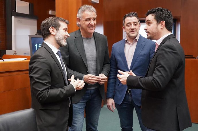 El director gerente de AREX, Javier Camo, con los diputados Joaquín Moreno (Teruel Existe), Iván Carpi y Darío Villagrasa (PSOE).