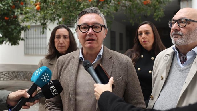 El portavoz parlamentario de Vox en Andalucía, Manuel Gavira, atiende a los medios en Córdoba.