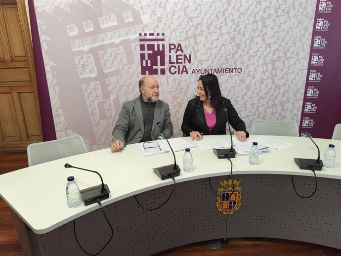 El concejal de Hacienda, Carlos Hernández, y la alcaldesa, Miriam Andrés.