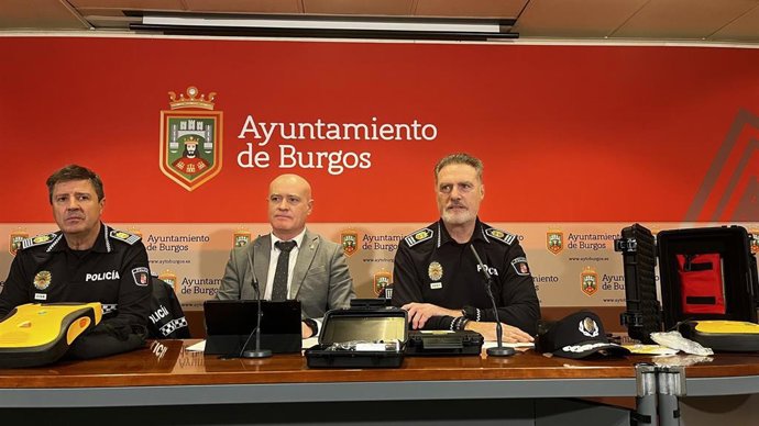 El subjefe de Policía Local, Juan Romo, el concejal de Seguridad, Ángel Manzanedo, y el intendente mayor del cuerpo, Félix Ángel García, con los nuevos equipos.