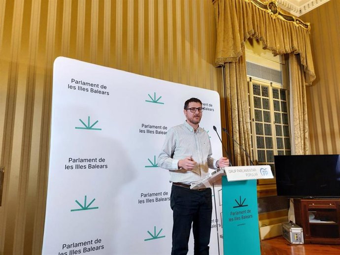 El portavoz parlamentario del PP, Sebastià Sagreras, en rueda de prensa