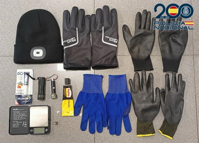 Material para robos en domicilios requisado a los varones detenidos.