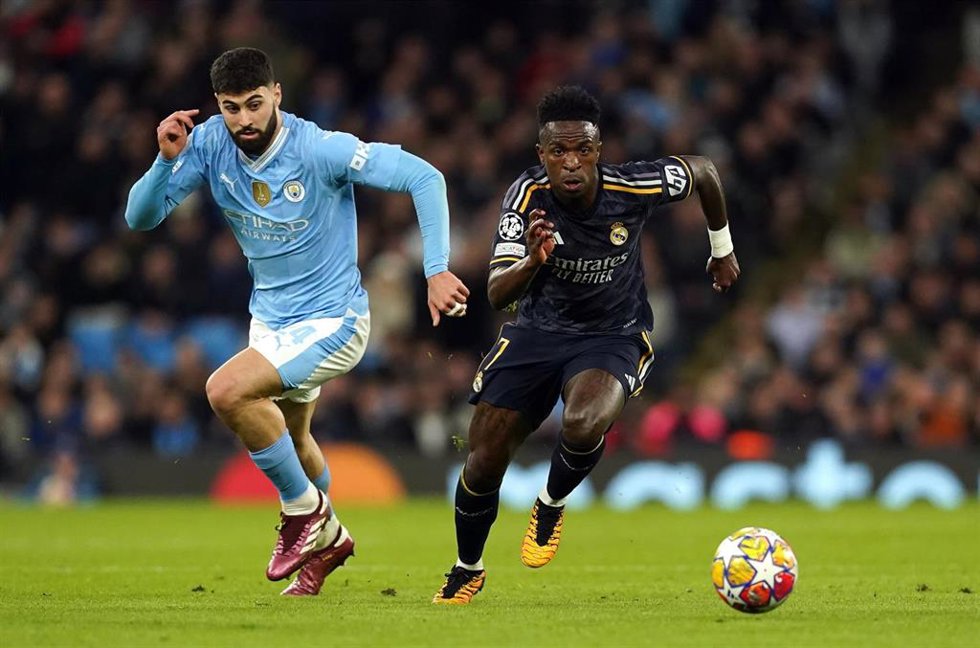 Archivo - El jugador del Real Madrid Vinícius Júnior regatea al defensa del Manchester City Josko Gvardiol, en la vuelta de los cuartos de final de la Champions 2024-2025.