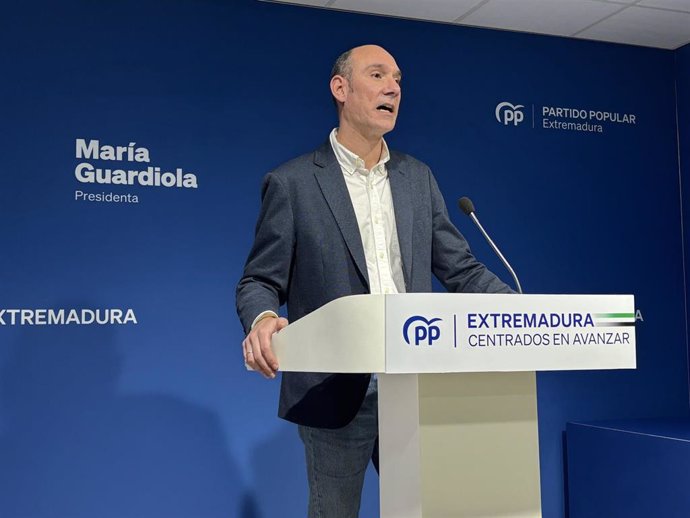 El portavoz del PP de Extremadura, José Ángel Sánchez Juliá, en rueda de prensa