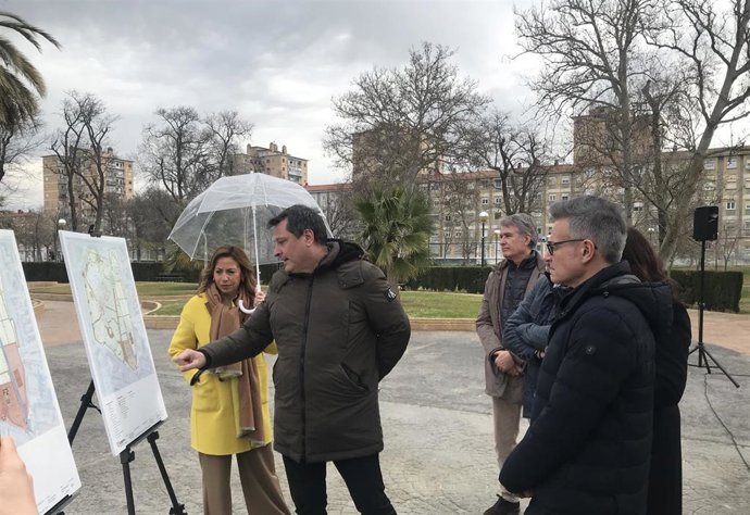 La alcaldesa de Zaragoza, Natalia Chueca, junto al consejero municipal de Urbanismo, Víctor Serrano; y la consejera municipal de Medioambiente y Movilidad, Tatiana Gaudes, han presentado la renovación del Parque Tío Jorge