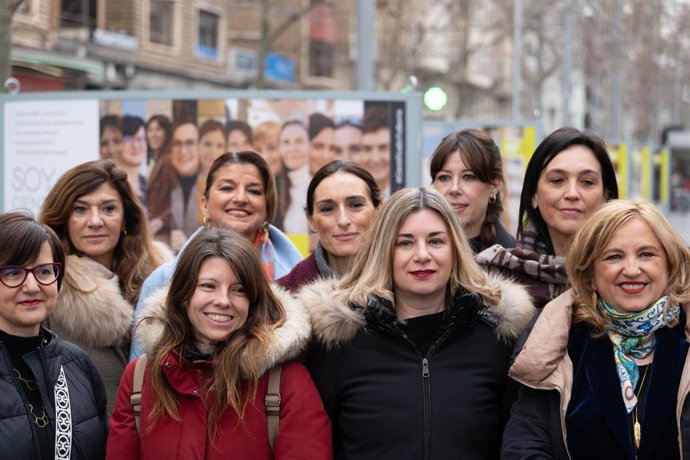 La consejera de Empleo, Ciencia y Universidades, Claudia Pérez Forniés, y la vicerrectora de Política Cientifica en funciones de la Universidad de Zaragoza, Rosa Bolea, en la presentación de la Campaña 'Soy científica. Vivo en tu barrio'.