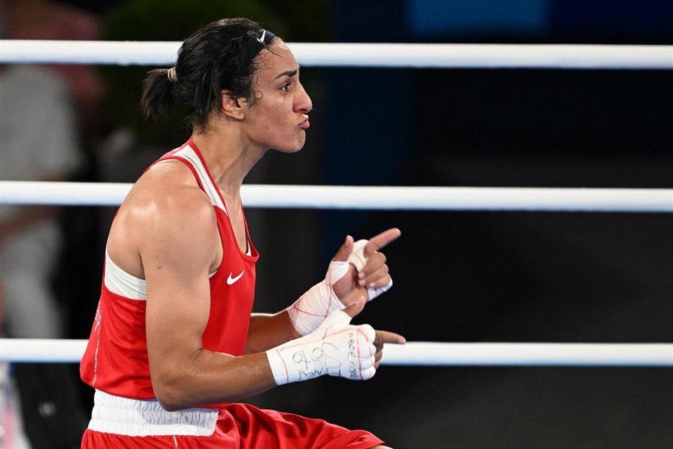 Archivo - La boxeadora argelina, Imane Khelif, celebra su victoria en los Juegos Olímpicos de París 2024.