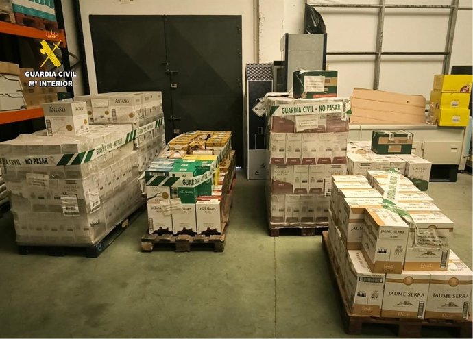 Género recuperado por la Guardia Civil por un grupo dedicado a estafar a empresas de vino, quesos y jamones.