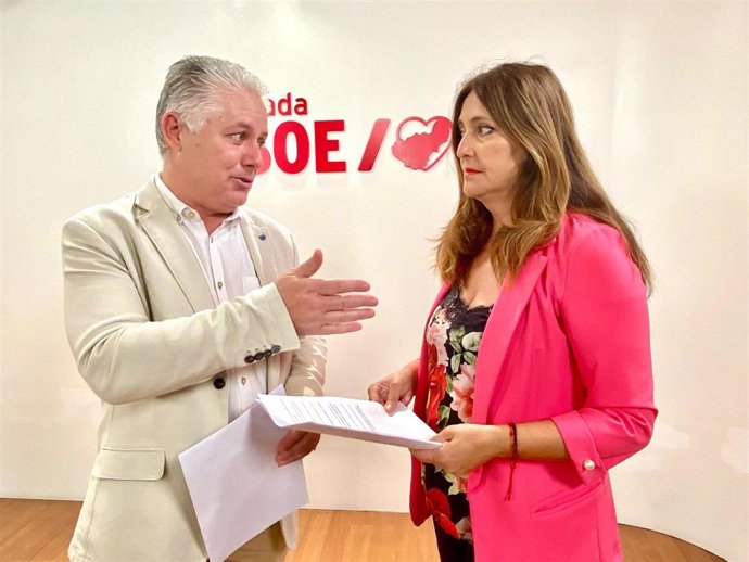 Archivo - Remedios Gámez, a la derecha en la imagen de archivo junto al diputado provincial del PSOE José María Villegas