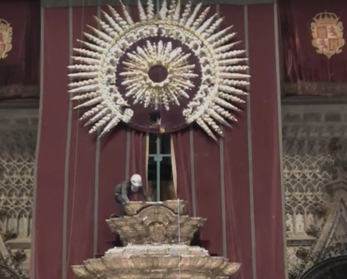 Un operario en labores de desmontaje del altar de plata.