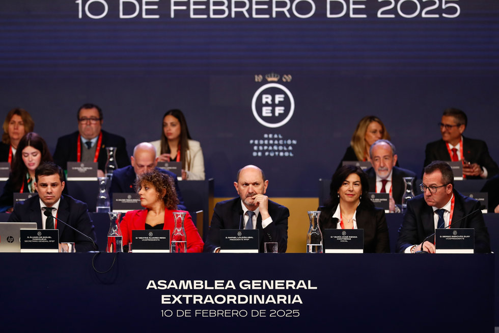 Rafael Louzán preside la Asamblea General Extraordinaria de la RFEF