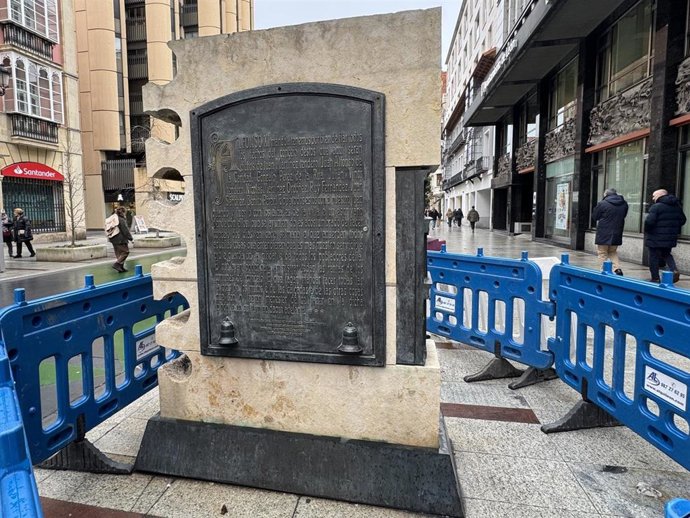 La escultura 'Homenaje al Ayuntamiento' en la avenida Ordoño II de León
