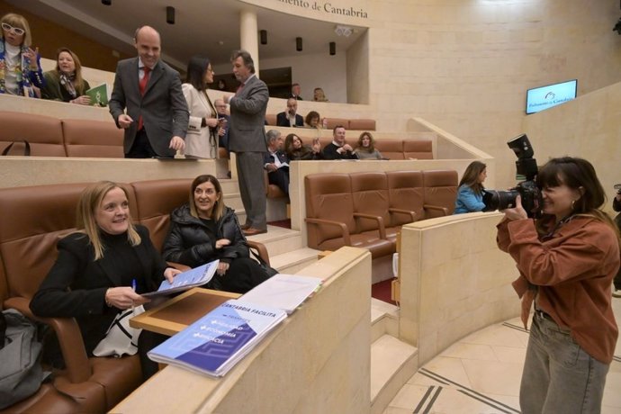La presidenta de Cantabria, María José Sáenz de Buruaga, junto a la consejera de Presidencia, Isabel Urrutia, antes del inicio del debate de la enmienda a la totalidad del PSOE a la Ley de Simplificación Administrativa