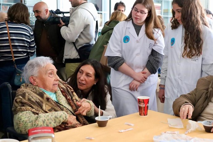 La consejera de Inclusión Social, Juventud, Familias e Igualdad, Loles López, visita el IES Ostippo en Estepa para conocer su programa de cuidado de personas mayores.