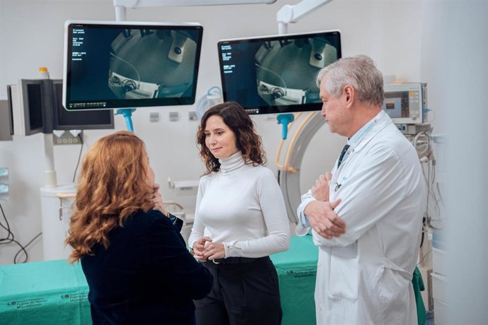La presidenta de la Comunidad de Madrid, Isabel Díaz Ayuso, y el jefe del servicio de endoscopia digestiva, José Luis Calleja, durante la visita a la nueva Unidad de Endoscopia de Digestivo del Hospital público Universitario Puerta de Hierro Majadahonda