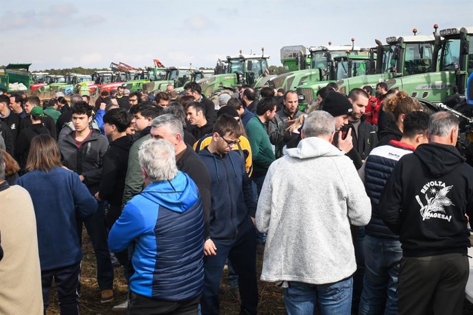 Agricultores con sus tractores durante una concentración de agricultores, a 10 de febrero de 2025, en Pontós, Girona.