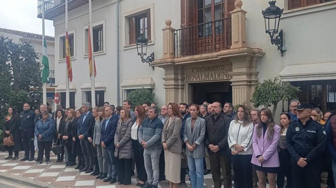 Minuto de silencio a las puertas del Ayuntamiento de Benalmádena por la muerte de Lina, primera víctima de la violencia machista en Andalucía en 2025.