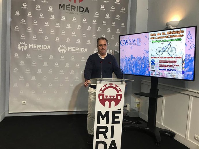 El delegado de Deportes, Toni Marín, en la presentación del día de la bicicleta carnavalera, en la sala de prensa del ayuntamiento.