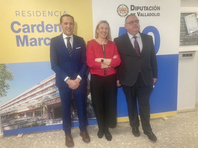 Conrado Íscar (i), Isabel Blanco y Alejandro Vázquez, en la visita al 'Cardenal Marcelo'.