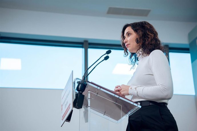 La presidenta de la Comunidad de Madrid, Isabel Díaz Ayuso, durante la visita a la nueva Unidad de Endoscopia de Digestivo del Hospital público Universitario Puerta de Hierro Majadahonda