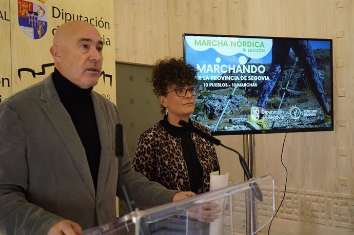 El diputado de Deportes, Óscar Moral, y una de las responsables de Territorio Rampinge Nuria San Frutos en la presentación de 'Marchando por la provincia  de Segovia'.